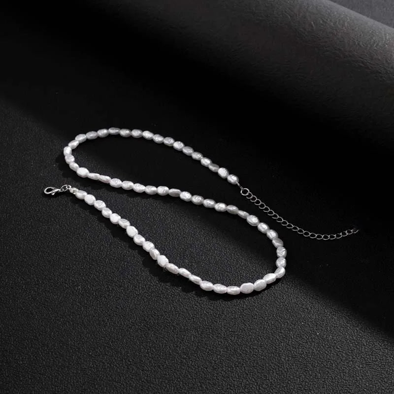 Simple and modern faux pearl necklace